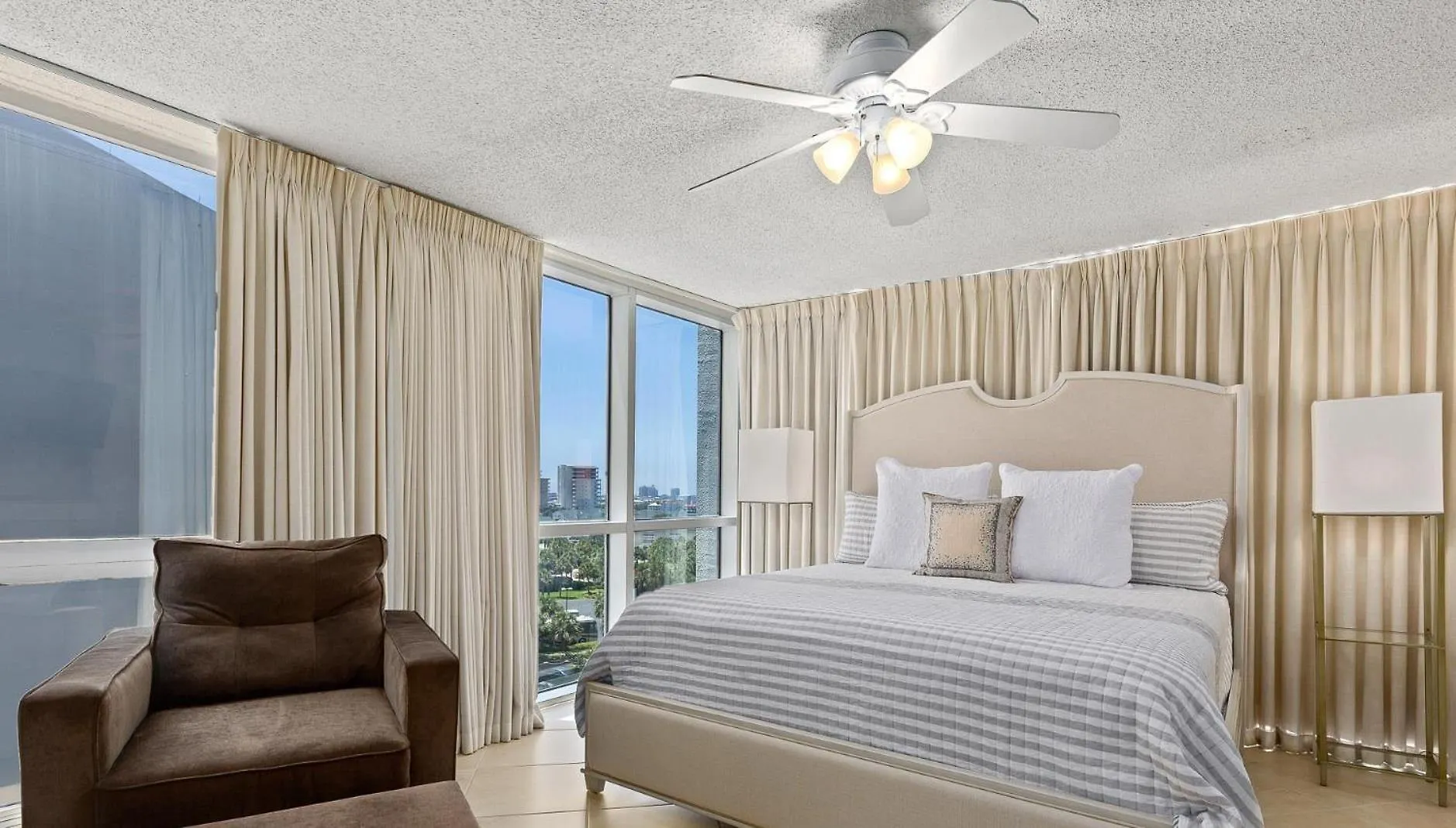 1086 Beach Condo Shoreline Towers Free Beach Setup Destin Holiday home